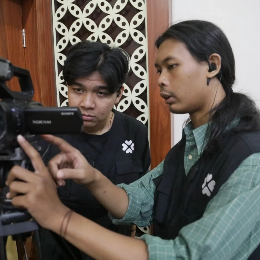 Selain memperluas jangkauan, Jasa Live Streaming juga meningkatkan interaksi antara perusahaan dan audiens. Audiens dapat terlibat langsung dengan acara melalui fitur komentar atau tanya jawab, yang membantu menciptakan hubungan yang lebih kuat dan personal. Interaksi langsung ini dapat meningkatkan loyalitas audiens dan memberi kesempatan bagi perusahaan untuk memahami kebutuhan mereka lebih baik.