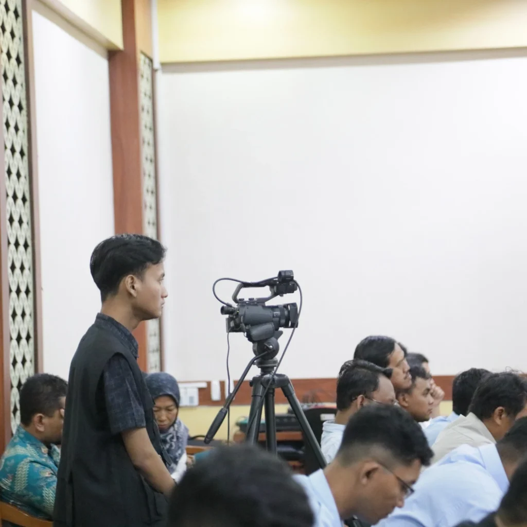 Selain itu, live streaming memberi manfaat langsung bagi brand. Ini adalah cara yang efektif untuk meningkatkan kesadaran merek, memperkenalkan produk atau layanan, serta menciptakan pengalaman yang lebih mendalam bagi audiens. Dengan menyiarkan acara secara langsung, audiens dapat merasakan seolah-olah mereka hadir di lokasi acara tersebut, meningkatkan ikatan emosional mereka dengan brand.