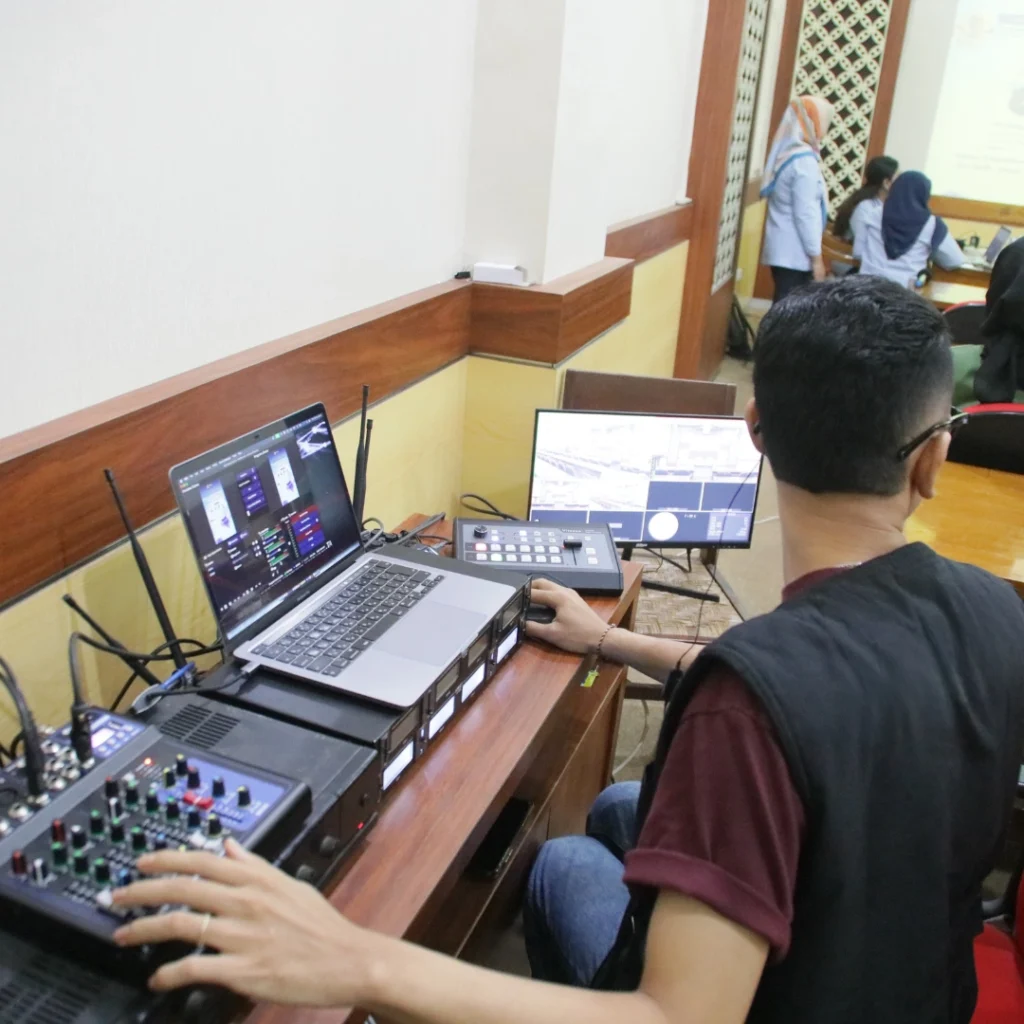 Selain memperluas jangkauan, live streaming juga memungkinkan bisnis untuk membangun hubungan interaktif dengan audiens mereka. Fitur seperti komentar langsung dan sesi tanya jawab membantu menciptakan keterlibatan yang lebih besar. Hal ini memberikan dampak positif pada kesadaran merek dan loyalitas pelanggan.