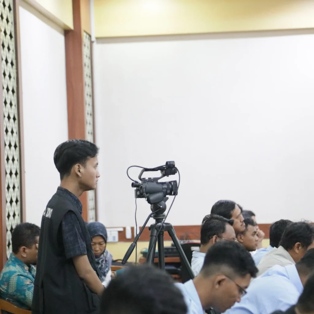 Interaksi langsung dengan audiens melalui live streaming membantu membangun kepercayaan dan meningkatkan loyalitas terhadap brand. Bisnis di Purworejo dapat memanfaatkan momen ini untuk menjawab pertanyaan pelanggan secara langsung, memberikan penawaran khusus, atau sekadar menunjukkan sisi humanis dari perusahaan mereka. Hal ini akan meninggalkan kesan positif bagi audiens.