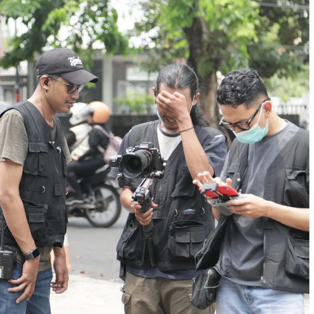 Penyelenggara acara juga mendapatkan manfaat besar dari video dokumentasi. Merekam momen-momen penting seperti seminar, workshop, atau konser musik memungkinkan mereka untuk membagikan pengalaman tersebut kepada yang tidak dapat hadir.