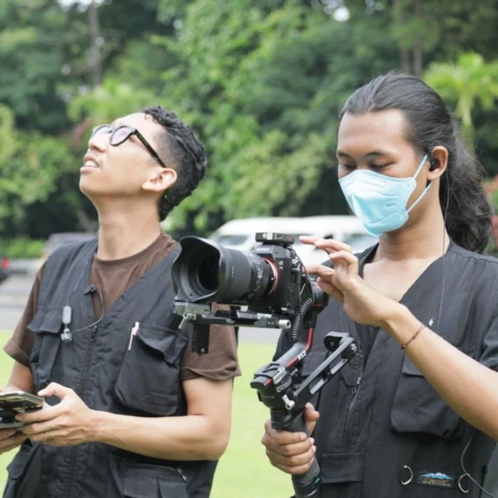 Selain itu, video dokumentasi sangat berguna dalam meningkatkan brand awareness. Dengan kualitas video yang baik, perusahaan bisa menciptakan citra profesional yang akan menarik perhatian calon pelanggan. Penyebaran video melalui media sosial juga memungkinkan bisnis untuk menjangkau audiens yang lebih luas, sehingga meningkatkan kesadaran merek dan memperkenalkan bisnis mereka di pasar yang lebih besar.