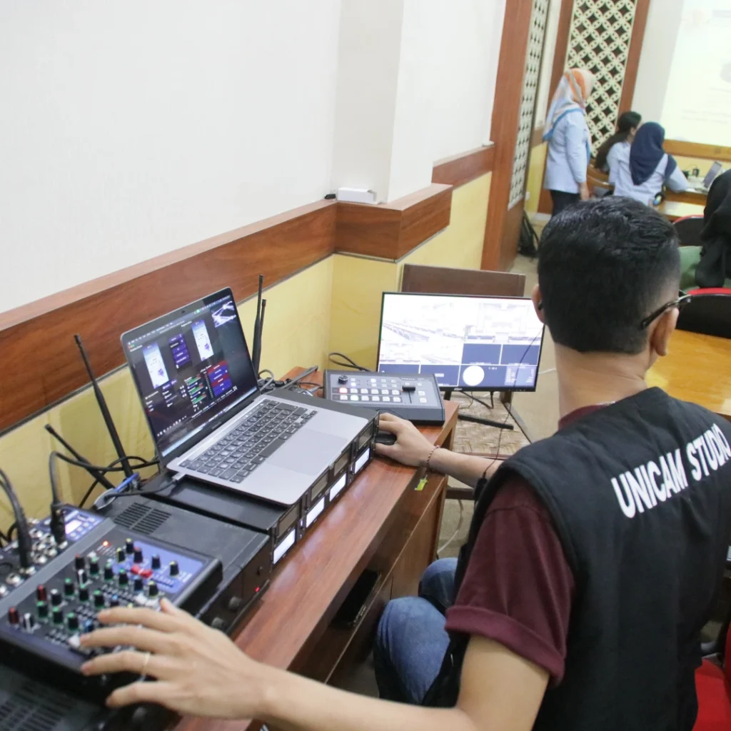 Selain memperluas jangkauan, Jasa Live Streaming juga meningkatkan interaksi antara perusahaan dan audiens. Audiens yang mengikuti siaran langsung dapat berkomentar, bertanya, atau memberikan umpan balik yang dapat memperkaya pengalaman mereka. Interaksi ini membuat hubungan antara brand dan pelanggan menjadi lebih personal dan mendalam.